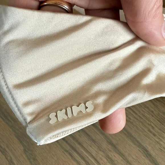 Skims Wireless Form T Shirt Bra - Picture 2 of 4